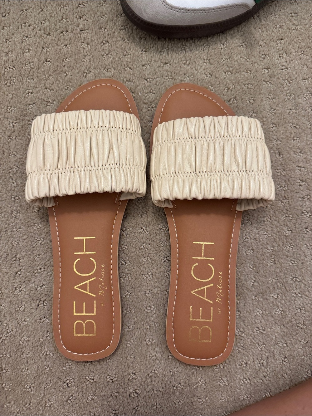 Beach by Matisse Cream Ruched Slide Sandals with Tan Footbed